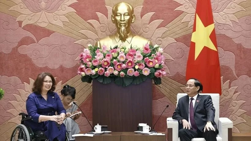 NA Vice Chairman Tran Quang Phuong hosts US Senator Tammy Duckworth in Hanoi