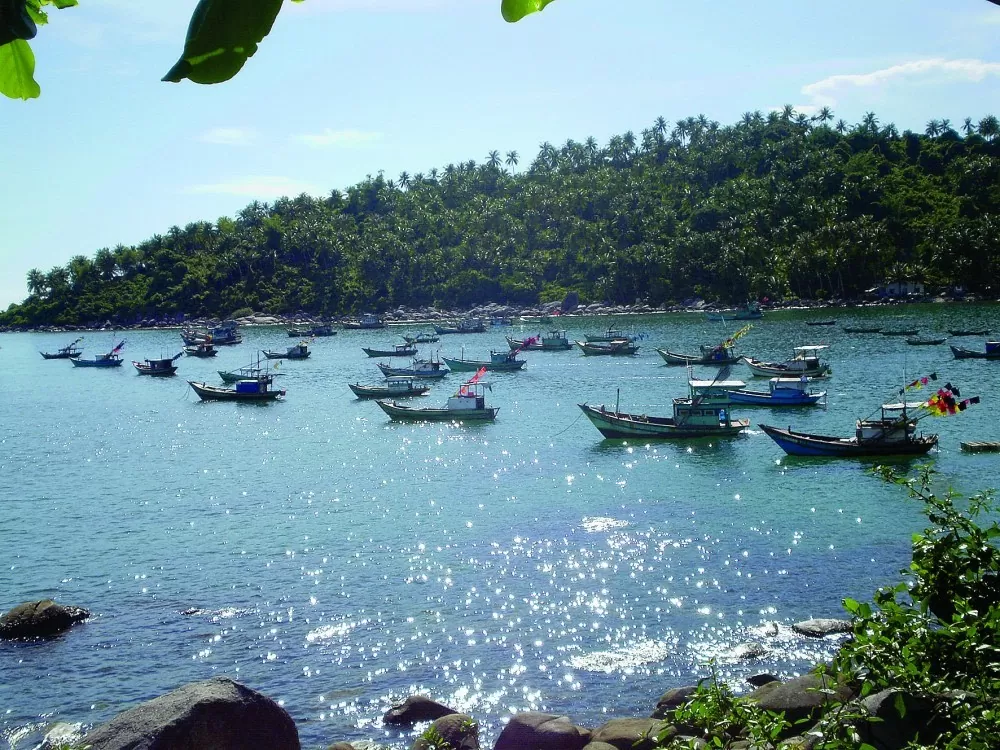 Trên nền xanh thẫm của đại dương, Hòn Sơn (Hòn Sơn Rái) hiện lên như một dải lụa khổng lồ. (Nguồn: Chudu24)