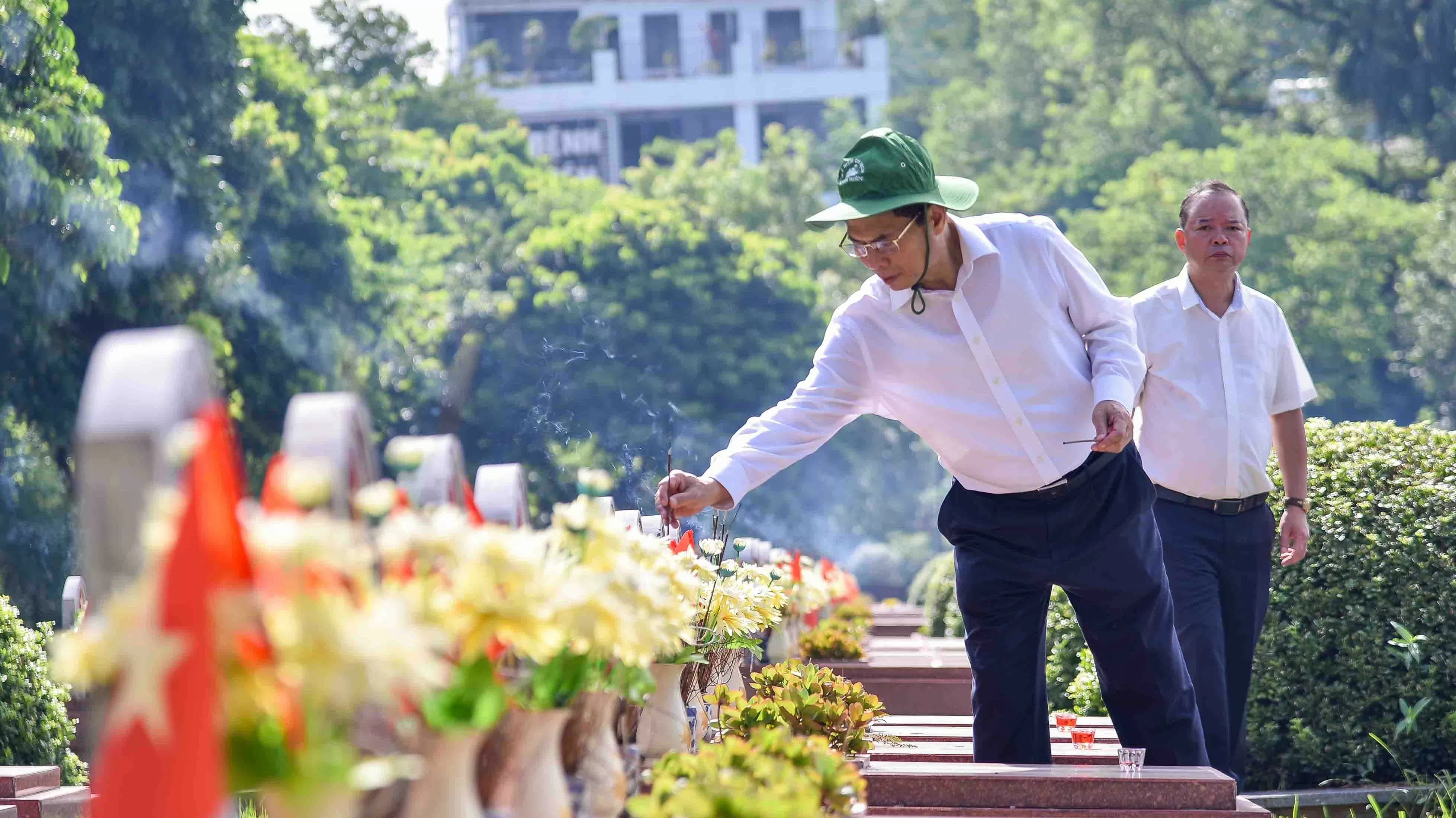 Bộ trưởng Ngoại giao Bùi Thanh Sơn dâng hương tưởng nhớ các anh hùng liệt sĩ, tham quan một số địa chỉ đỏ tại tỉnh Điện Biên