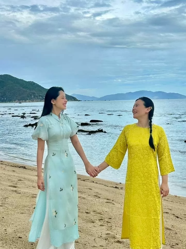 Chi Pu mời nữ ca sĩ Trung Quốc Cung Lâm Na diện áo dài Việt Nam nhân chuyến du lịch Nha Trang