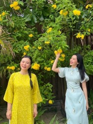 Chi Pu mời nữ ca sĩ Trung Quốc Cung Lâm Na diện áo dài Việt Nam nhân chuyến du lịch Nha Trang