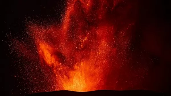 Italy: Núi lửa Etna phun trào dung nham như 'mở cánh cổng địa ngục'