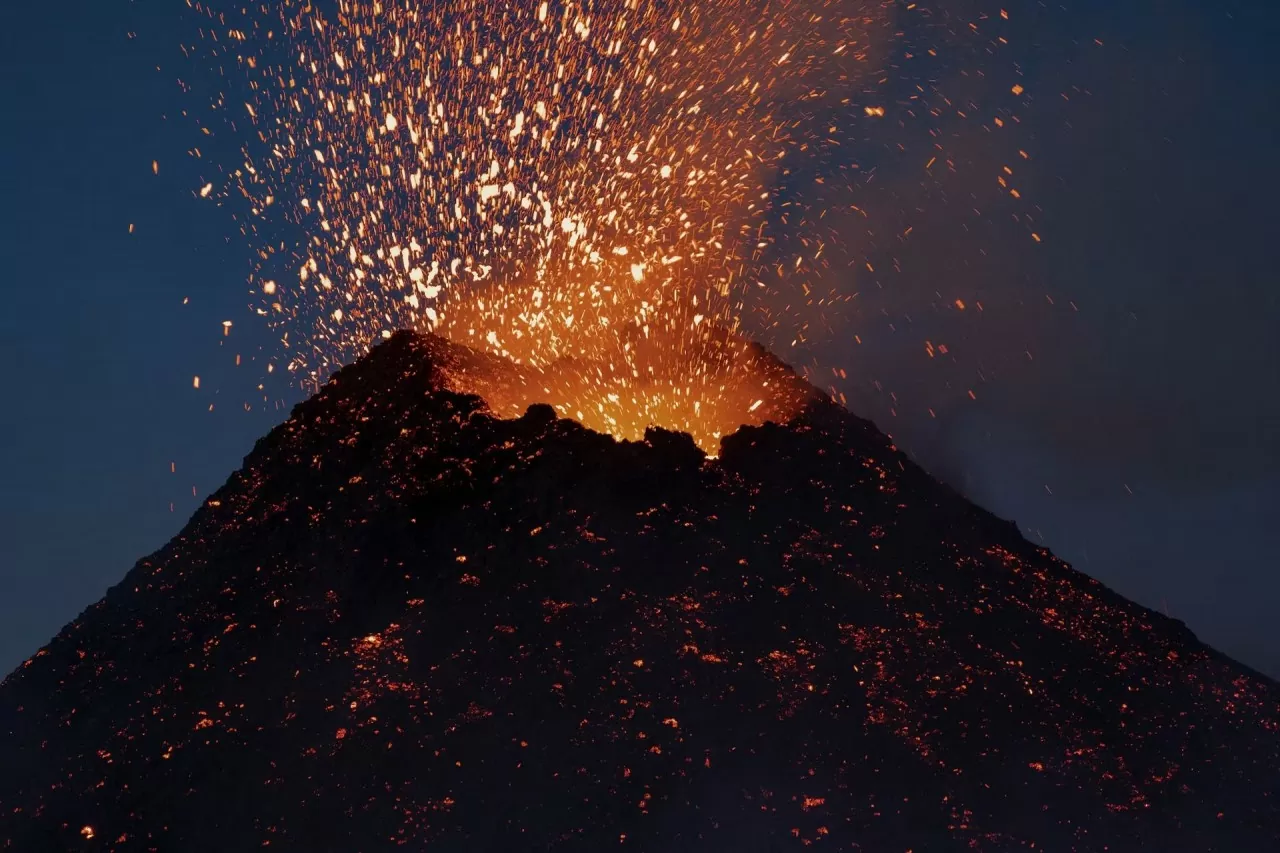 Italy: Dòng dung nham phun trào như cảnh địa ngục tại núi lửa Etna