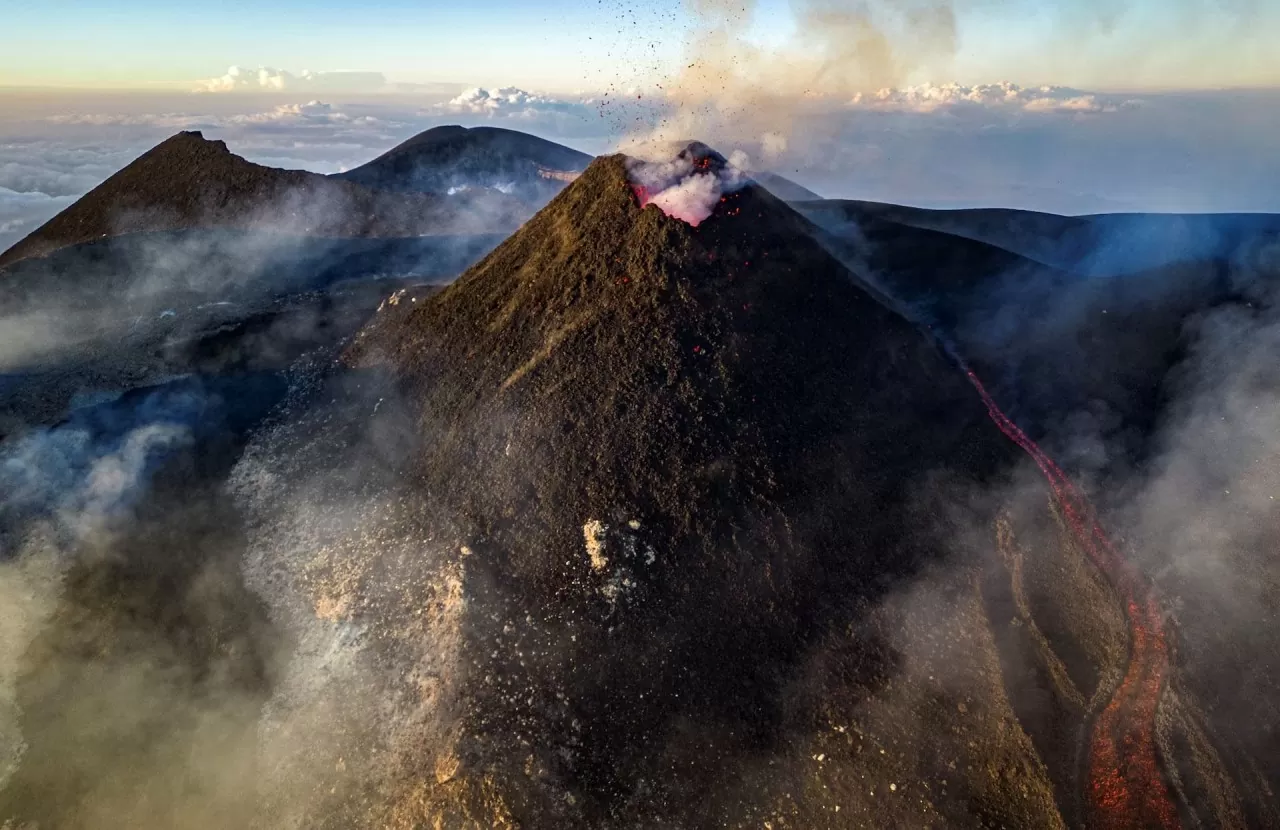 Italy: Dòng dung nham phun trào như cảnh địa ngục tại núi lửa Etna