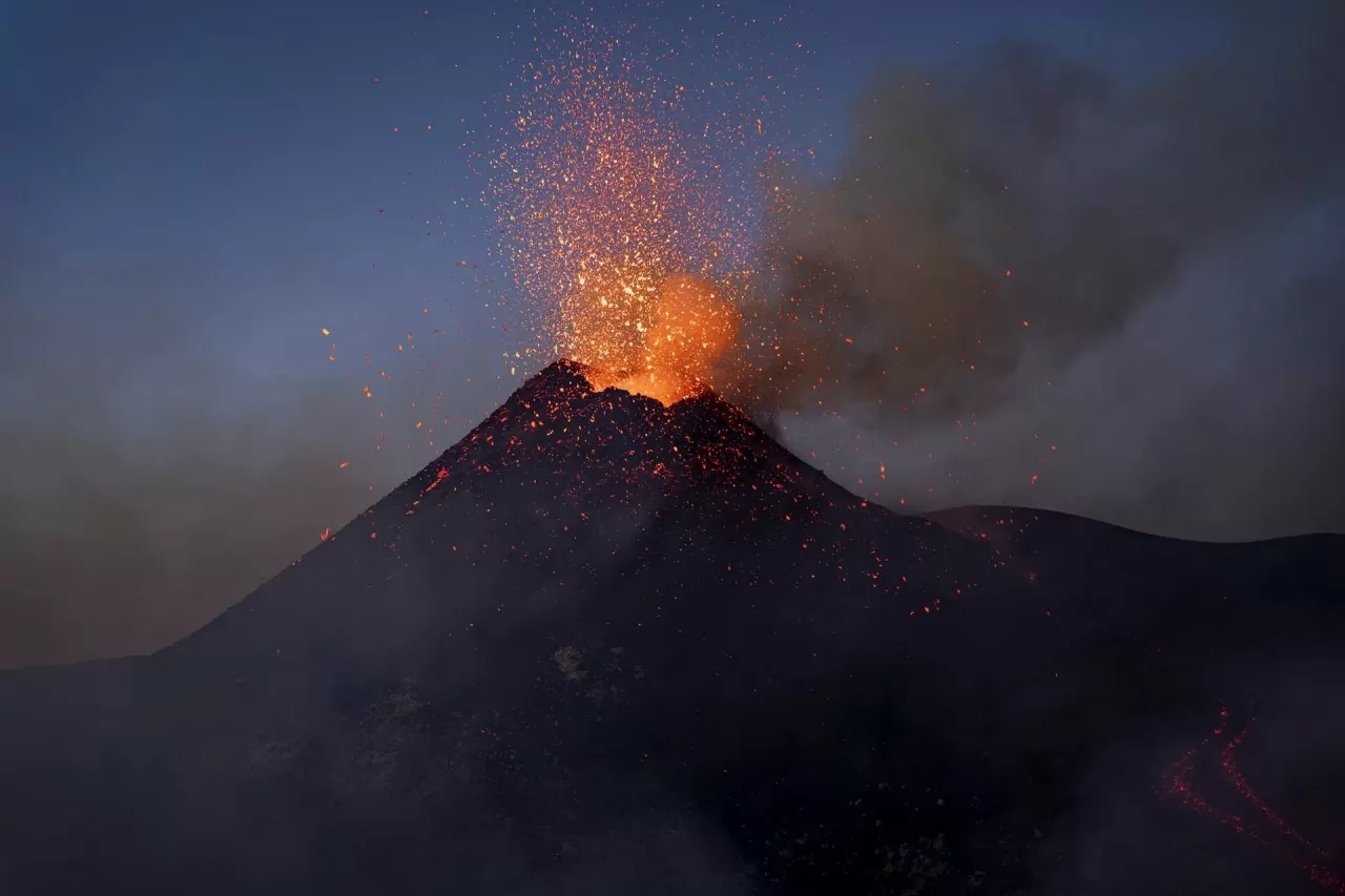 Italy: Dòng dung nham phun trào như cảnh địa ngục tại núi lửa Etna