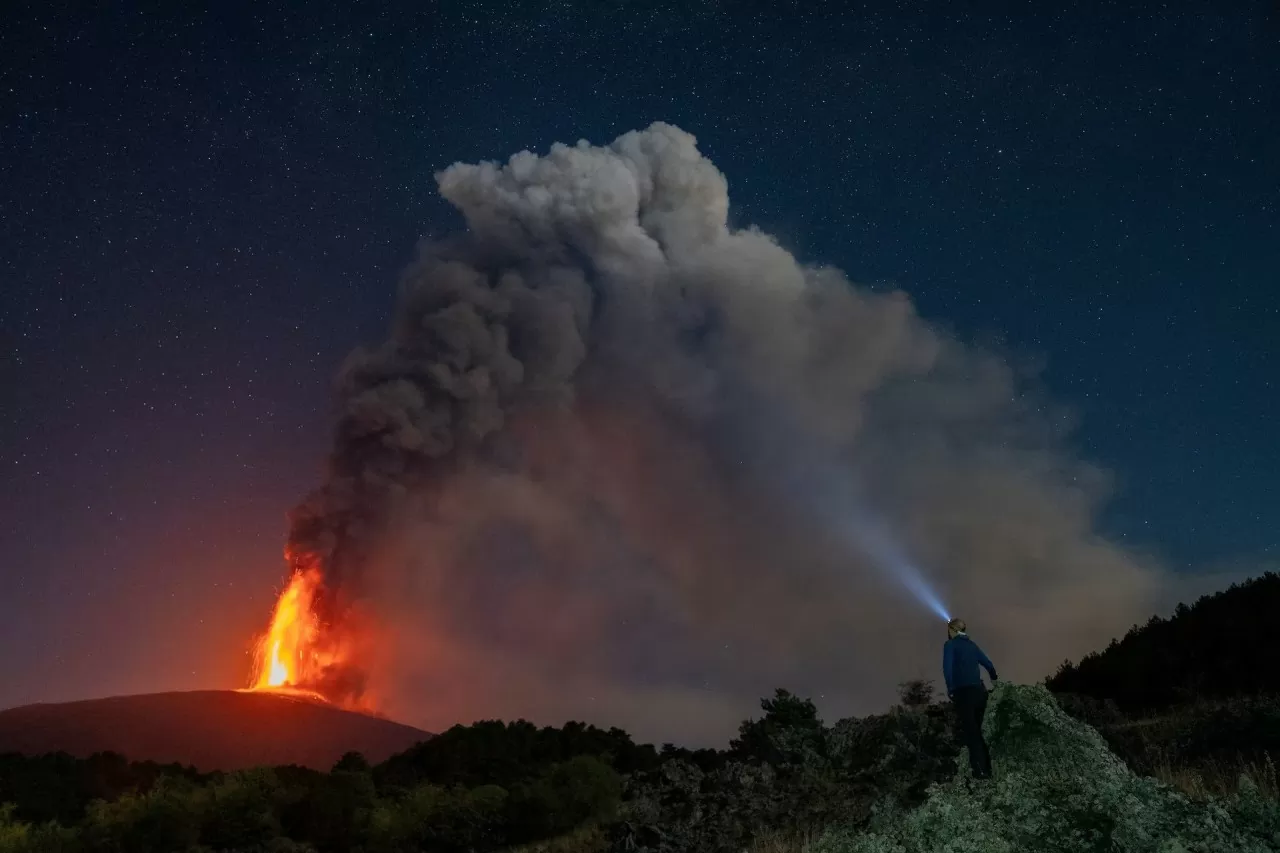 Italy: Dòng dung nham phun trào như cảnh địa ngục tại núi lửa Etna