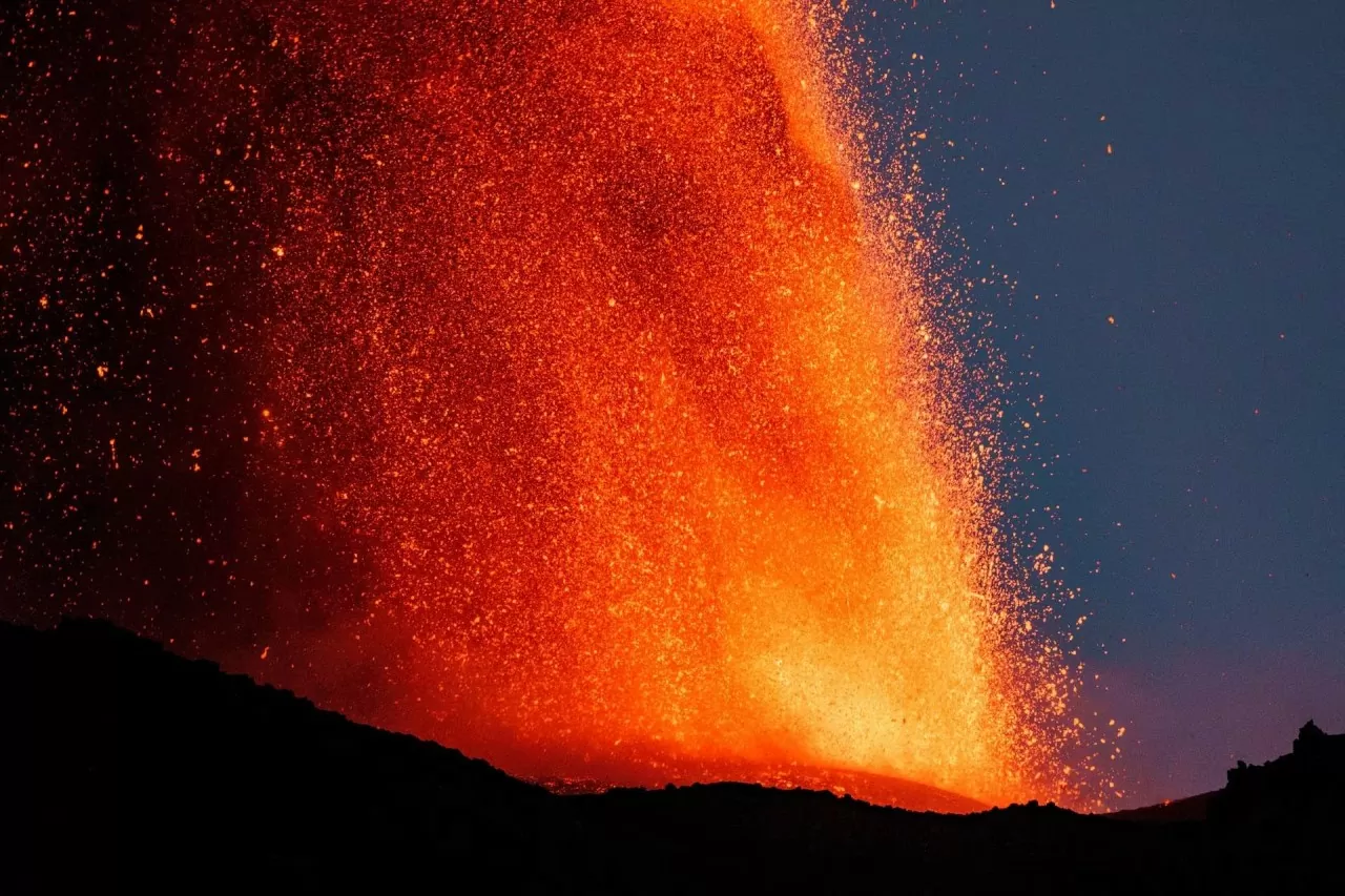 Italy: Dòng dung nham phun trào như cảnh địa ngục tại núi lửa Etna