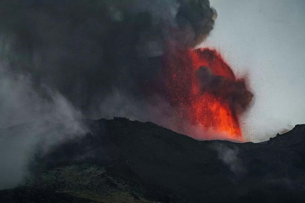 Italy: Dòng dung nham phun trào như cảnh địa ngục tại núi lửa Etna