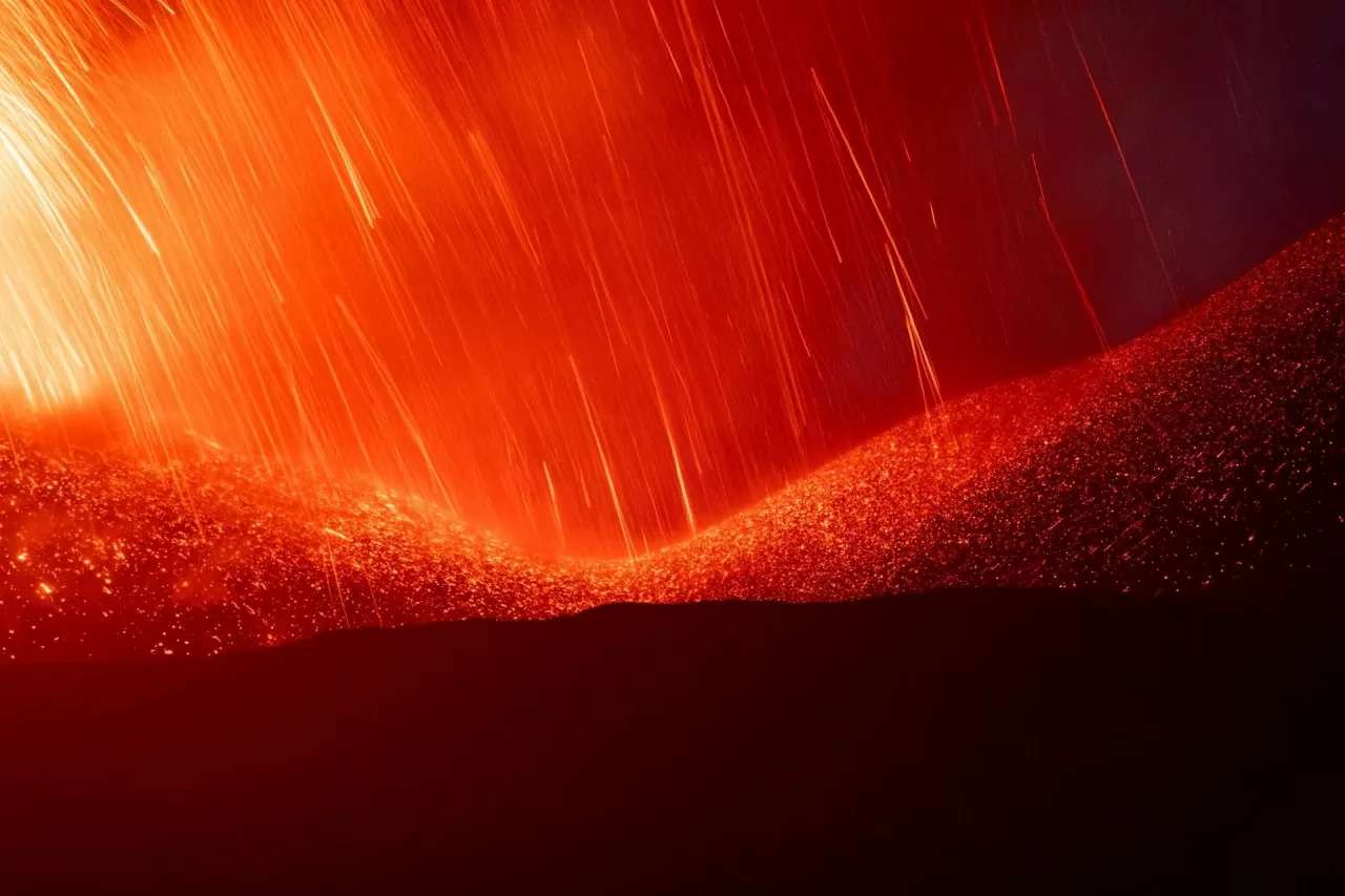 Italy: Dòng dung nham phun trào như cảnh địa ngục tại núi lửa Etna