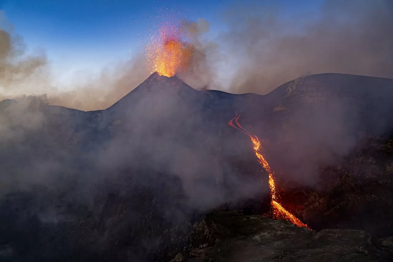 Italy: Dòng dung nham phun trào như cảnh địa ngục tại núi lửa Etna