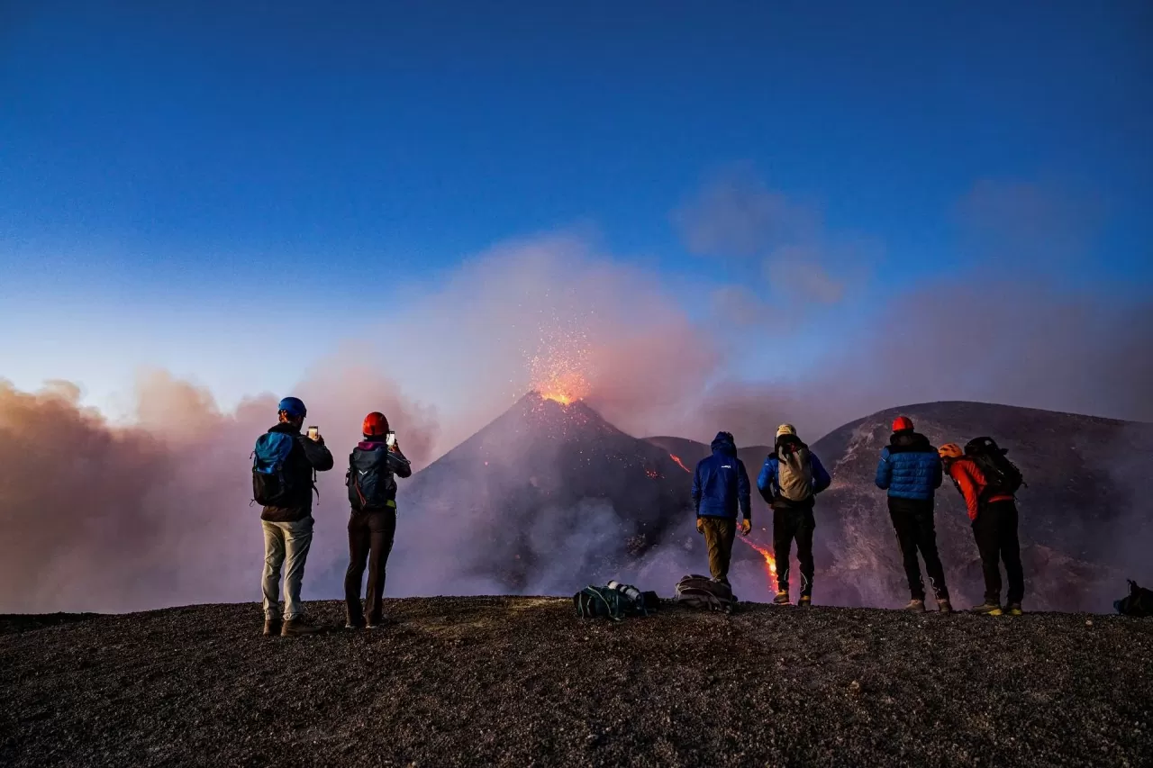 Italy: Dòng dung nham phun trào như cảnh địa ngục tại núi lửa Etna