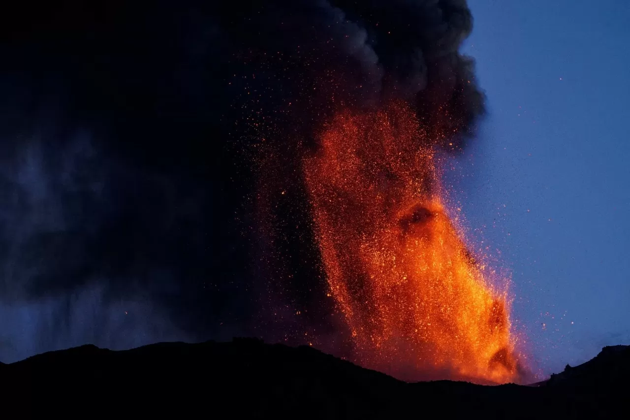 Italy: Dòng dung nham phun trào như cảnh địa ngục tại núi lửa Etna