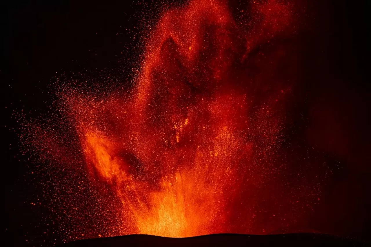 Italy: Dòng dung nham phun trào như cảnh địa ngục tại núi lửa Etna