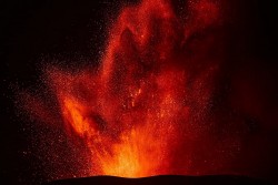 Italy: Núi lửa Etna phun trào dung nham như 'mở cánh cổng địa ngục'