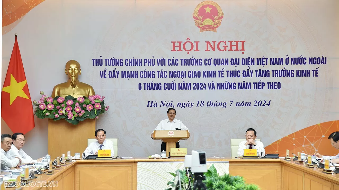 Chiều tối 18/7, Thủ tướng Phạm Minh Chính chủ trì Hội nghị với các Trưởng cơ quan đại diện Việt Nam ở nước ngoài về đẩy mạnh công tác ngoại giao kinh tế thúc đẩy tăng trưởng kinh tế 6 tháng cuối năm 2024 và những năm tiếp theo. (Ảnh: Tuấn Anh) Chiều tối 18/7, Thủ tướng Phạm Minh Chính chủ trì Hội nghị với các Trưởng cơ quan đại diện Việt Nam ở nước ngoài về đẩy mạnh công tác ngoại giao kinh tế thúc đẩy tăng trưởng kinh tế 6 tháng cuối năm 2024 và những năm tiếp theo. (Ảnh: Tuấn Anh)