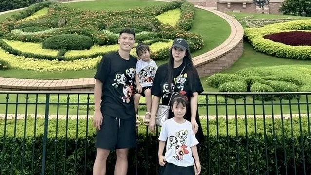 Hình ảnh gia đình trung vệ Bùi Tiến Dũng du lịch nghỉ Hè tại Trung Quốc