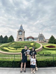 Hình ảnh gia đình trung vệ Bùi Tiến Dũng du lịch nghỉ Hè tại Trung Quốc