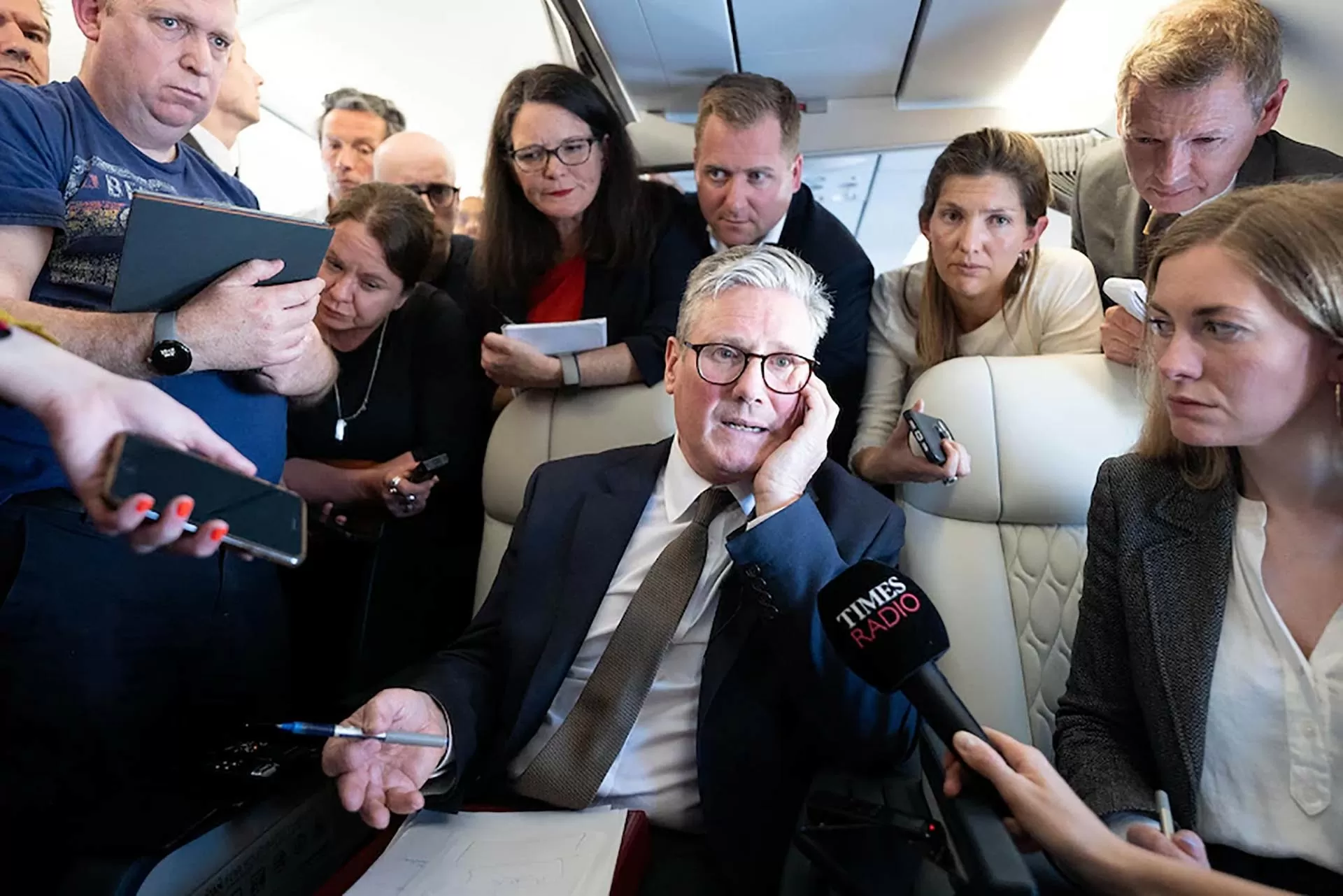 Thủ tướng Anh Keir Starmer và các phóng viên trên đường tới Washington dự Hội nghị thượng đỉnh NATO, tháng 7/2024. (Nguồn: Reuters) Thủ tướng Anh Keir Starmer và các phóng viên trên đường tới Washington dự Hội nghị thượng đỉnh NATO, tháng 7/2024. (Nguồn: Reuters)