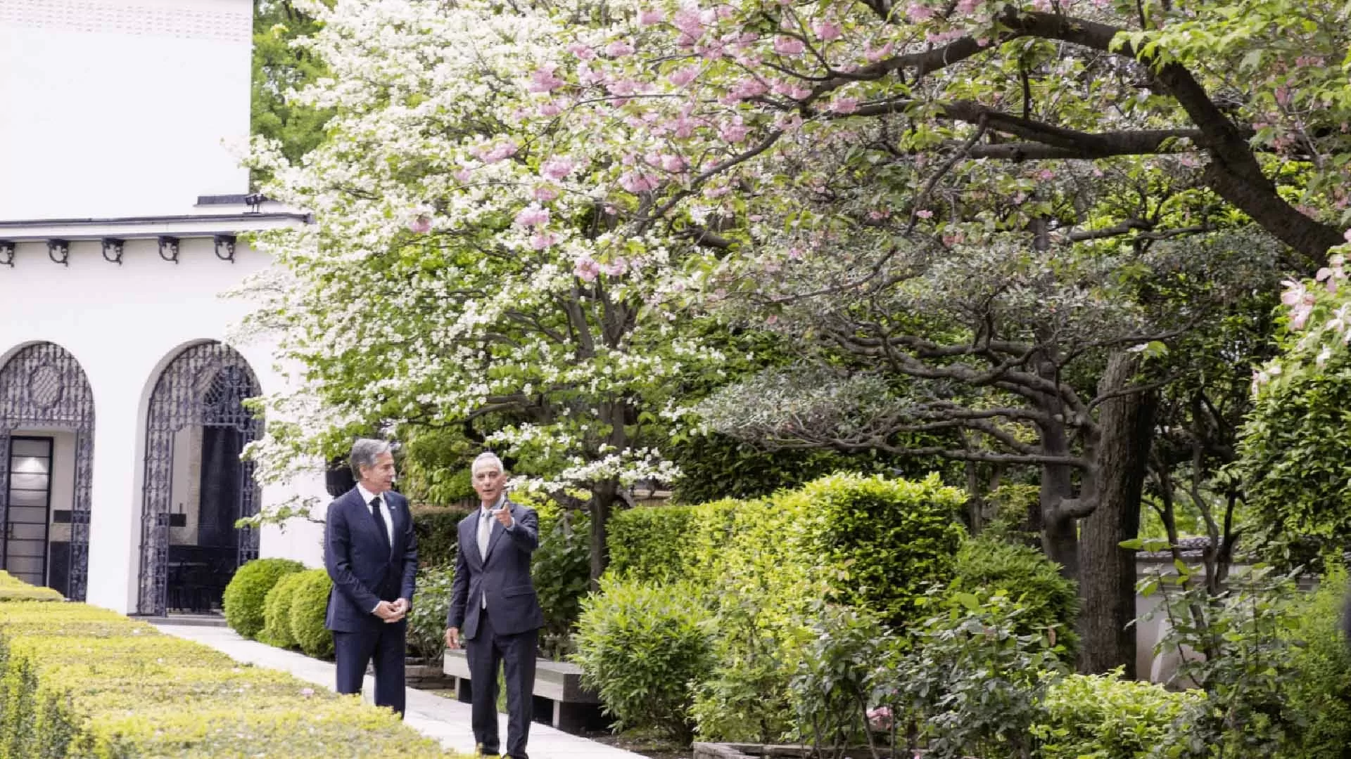 Ngoại trưởng Mỹ Blinken (trái) và Đại sứ Mỹ tại Nhật Bản Emanuel đi dạo trong khuôn viên Đại sứ quán tại Tokyo vào Ngày Trái đất 2023. (Nguồn: Phái đoàn Mỹ tại Nhật Bản)