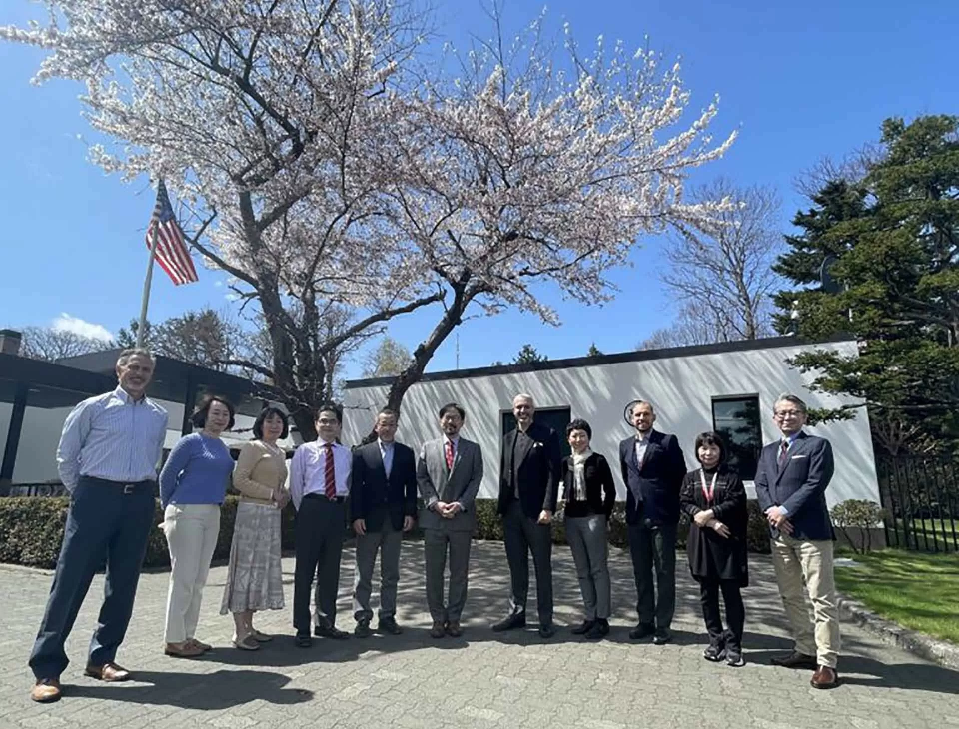 Cán bộ Tổng Lãnh sự quán Mỹ tại Sapporo chụp hình lưu niệm khi chuyển sang sử dụng điện 100% không carbon vào tháng 4/2022. (Nguồn: Phái đoàn Mỹ tại Nhật Bản)