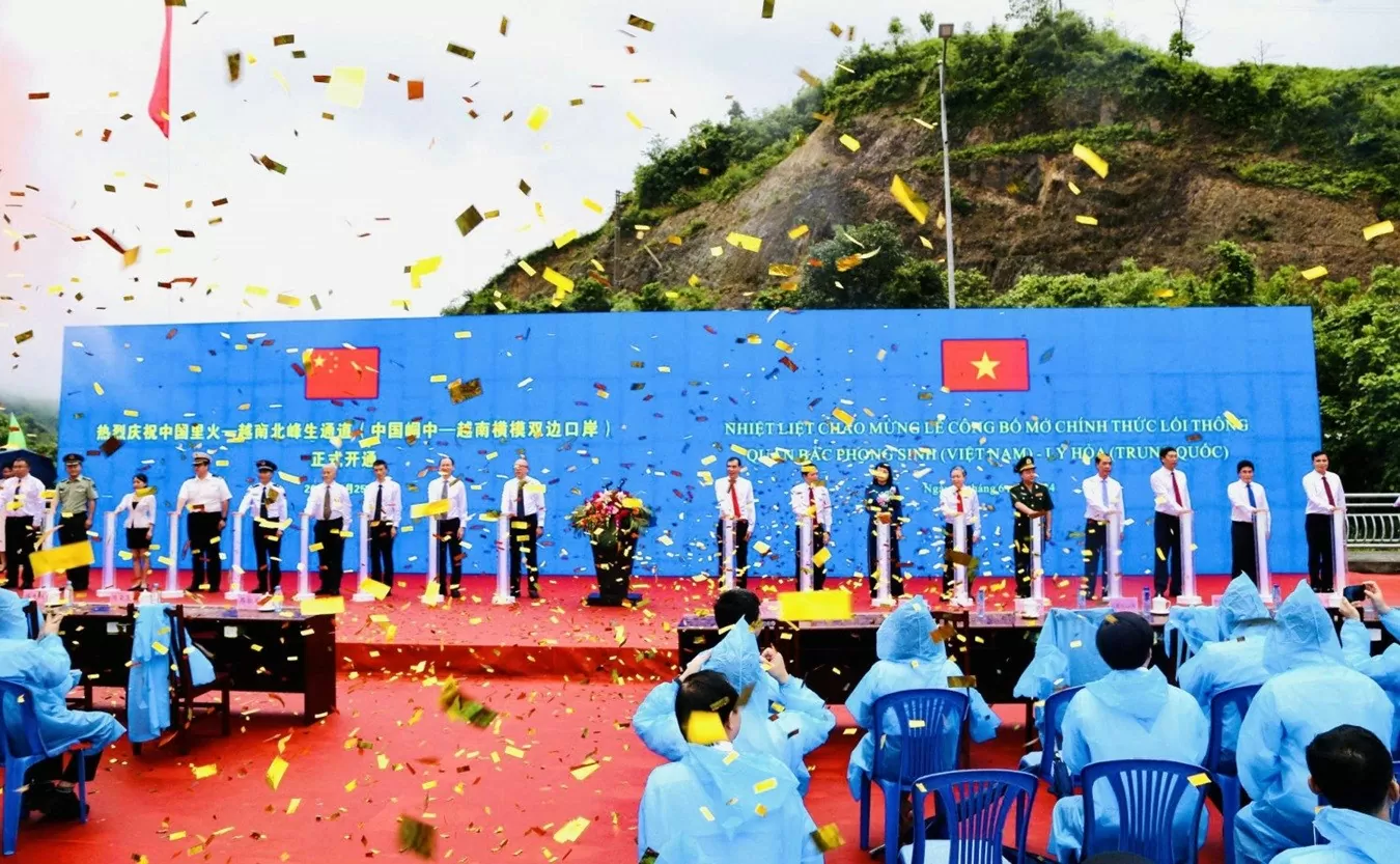 Các đại biểu thực hiện nghi thức Lễ công bố lối thông quan Bắc Phong Sinh (Việt Nam) - Lý Hỏa (Trung Quốc) tại cửa khẩu Bắc Phong Sinh (Hải Hà, Quảng Ninh, Việt Nam). (Nguồn: BQN)