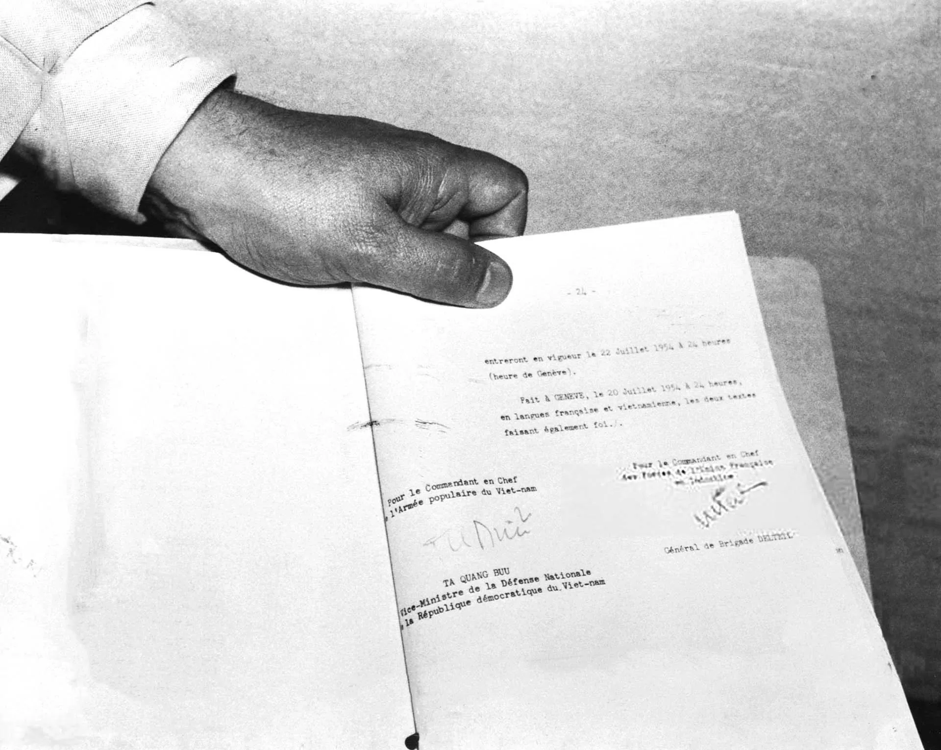 Thỏa thuận ngừng bắn lịch sử được ký tại Hội nghị Geneva có chữ ký của Thứ trưởng Bộ Quốc phòng Việt Nam Tạ Quang Bửu và Tướng Henri Delteil, đại diện cho Pháp. (Ảnh tư liệu) Thỏa thuận ngừng bắn lịch sử được ký tại Hội nghị Geneva có chữ ký của Thứ trưởng Bộ Quốc phòng Việt Nam Tạ Quang Bửu và Tướng Henri Delteil, đại diện cho Pháp. (Ảnh tư liệu)