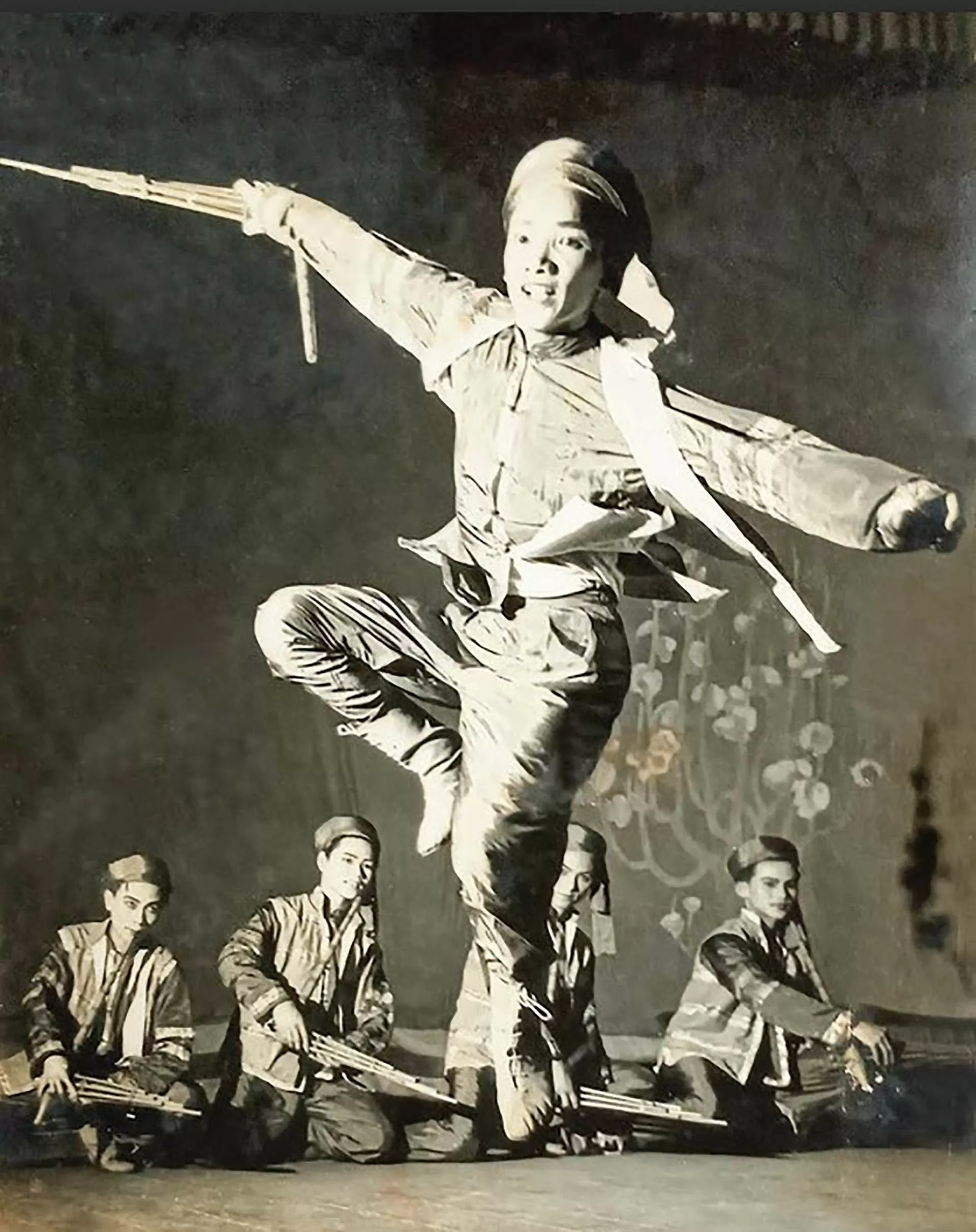 Nghệ sĩ Nguyễn Như Bình biểu diễn tác phẩm Múa khèn cùng tốp múa nam Nhà hát Ca múa nhạc Việt Nam.  (Ảnh: NVCC)
