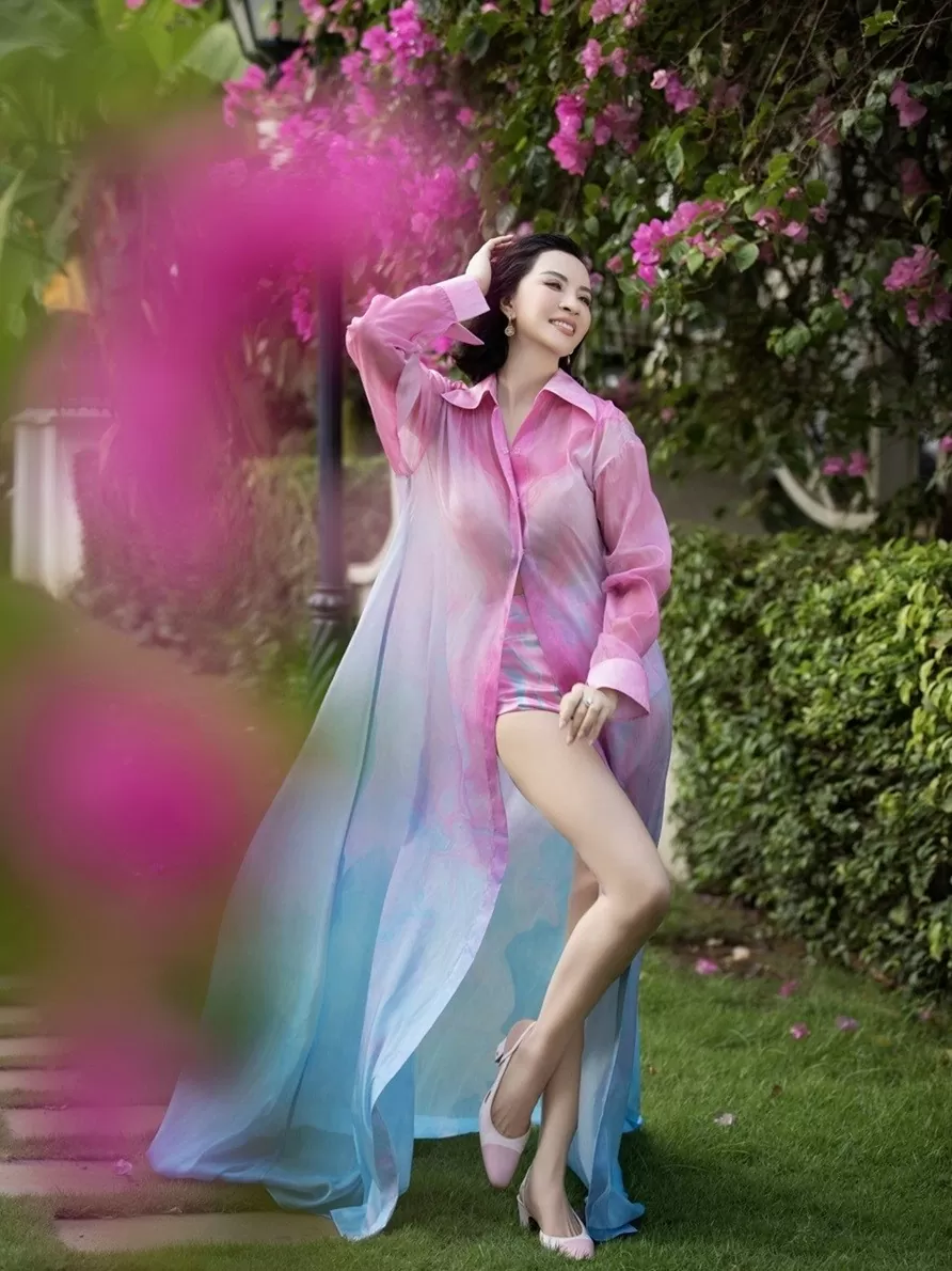 'Nữ hoàng ảnh lịch' Thanh Mai gợi ý trang phục tôn da, mướt mát ngày Hè