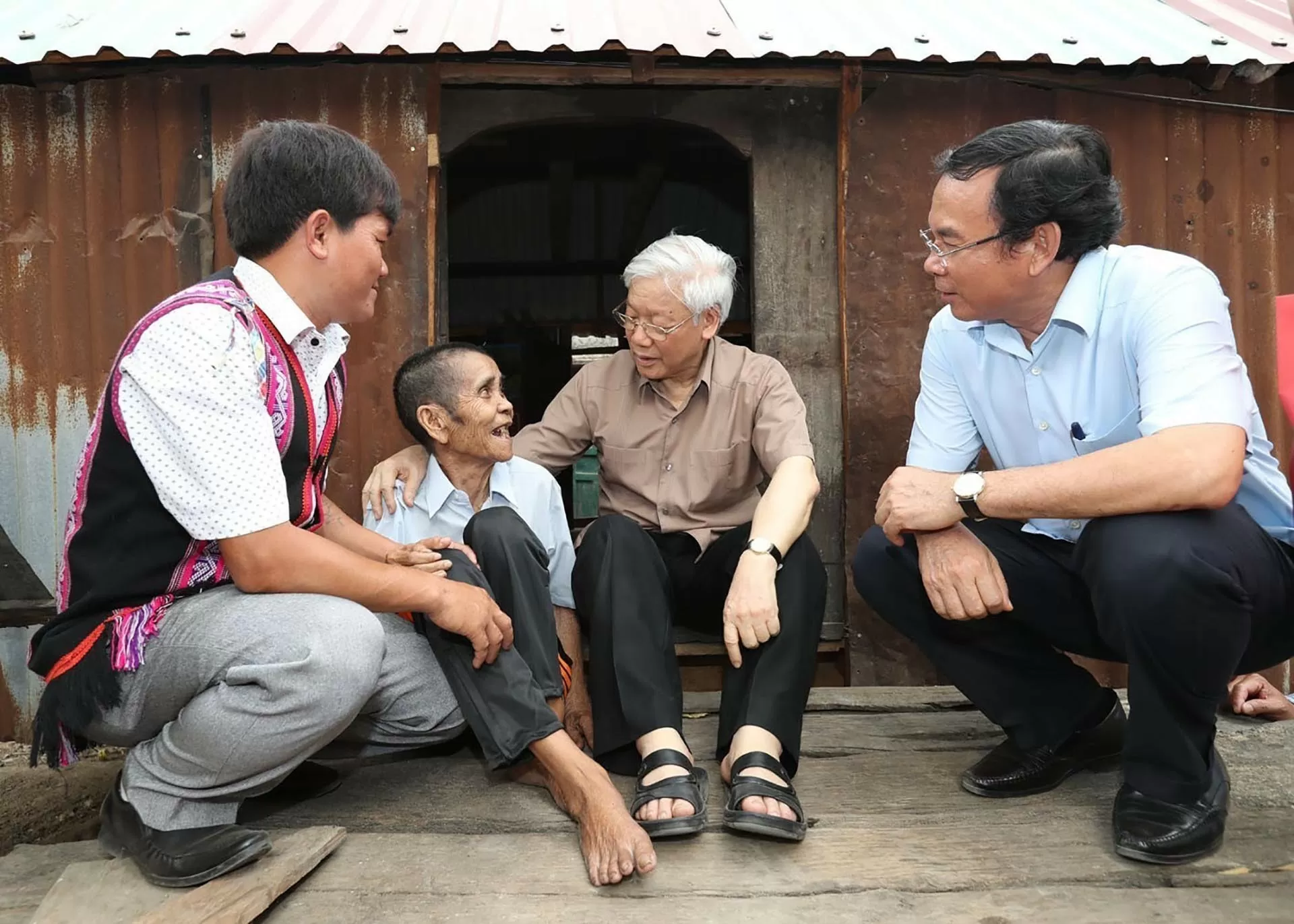 Tổng Bí thư Nguyễn Phú Trọng thăm gia đình thương binh Đinh Phi, hộ gia đình chính sách có hoàn cảnh đặc biệt khó khăn ở làng Tung Ke 2, xã Ayun, huyện Chư Sê, tỉnh Gia Lai, chiều 12/4/2017. (Nguồn: TTXVN)