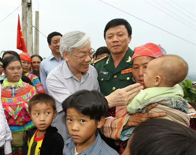 Party General Secretary Nguyễn Phú Trọng talked with ethnic minority people at Bản Khăm I hamlet, Trung Lý commune, Mường Lát district in Thanh Hóa Province in 2011. VNA/