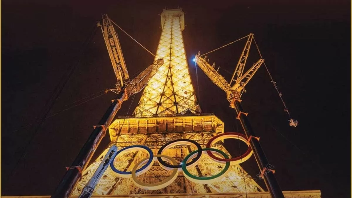 Dựng biểu tượng Olympic Paris 2024 nặng 13 tấn trên Tháp Eiffel