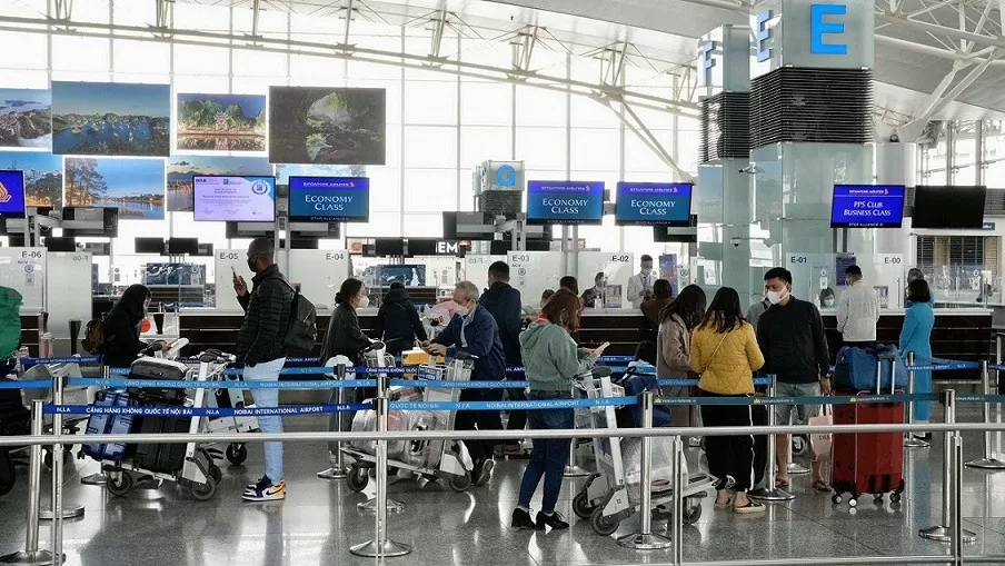 H&agrave;nh kh&aacute;ch l&agrave;m thủ tục tại s&acirc;n bay Nội B&agrave;i. (Nguồn: Thanh Ni&ecirc;n)