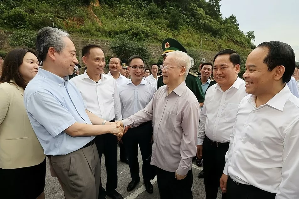 Tổng Bí thư Nguyễn Phú Trọng và Đại sứ Hùng Ba thăm cửa khẩu quốc tế Hữu Nghị hồi tháng 8/2023. Ảnh: TTXVN