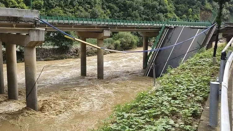 Sập cầu do mưa lớn tại Trung Quốc: Hơn 40 người thiệt mạng và mất tích