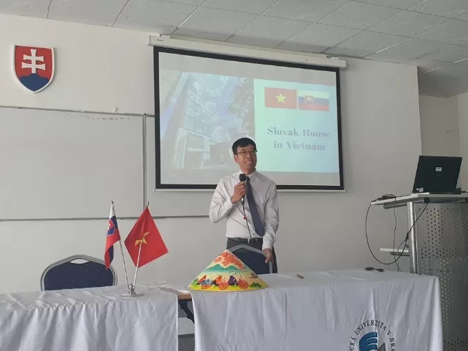 Đại sứ Nguyễn Tuấn phát biểu khai mạc Trại hè. 