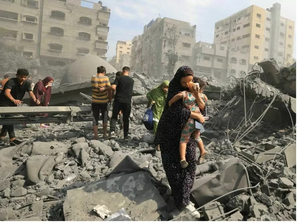 Người Palestine di tản khỏi khu vực sau cuộc không kích của Israel vào nhà thờ Hồi giáo Sousi ở Thành phố Gaza vào ngày 9/10/2023. (Nguồn: AFP)