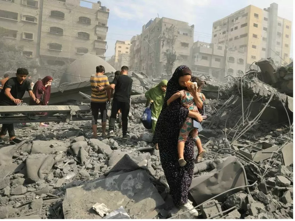 Người Palestine di tản khỏi khu vực sau cuộc không kích của Israel vào nhà thờ Hồi giáo Sousi ở Thành phố Gaza vào ngày 9/10/2023. (Nguồn: AFP) Người Palestine di tản khỏi khu vực sau cuộc không kích của Israel vào nhà thờ Hồi giáo Sousi ở Thành phố Gaza vào ngày 9/10/2023. (Nguồn: AFP)