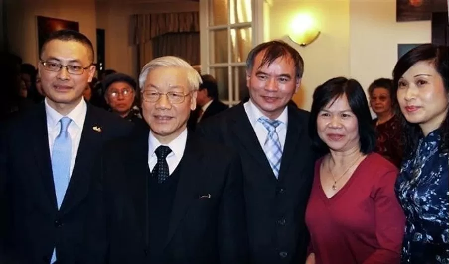 Photograph Vu Kim Thanh (centre) and his wife pose for a group photo with Party General Secretary Nguyen Phu Trong during the leader's visit to the UK in 2013. (Photo: VNA)