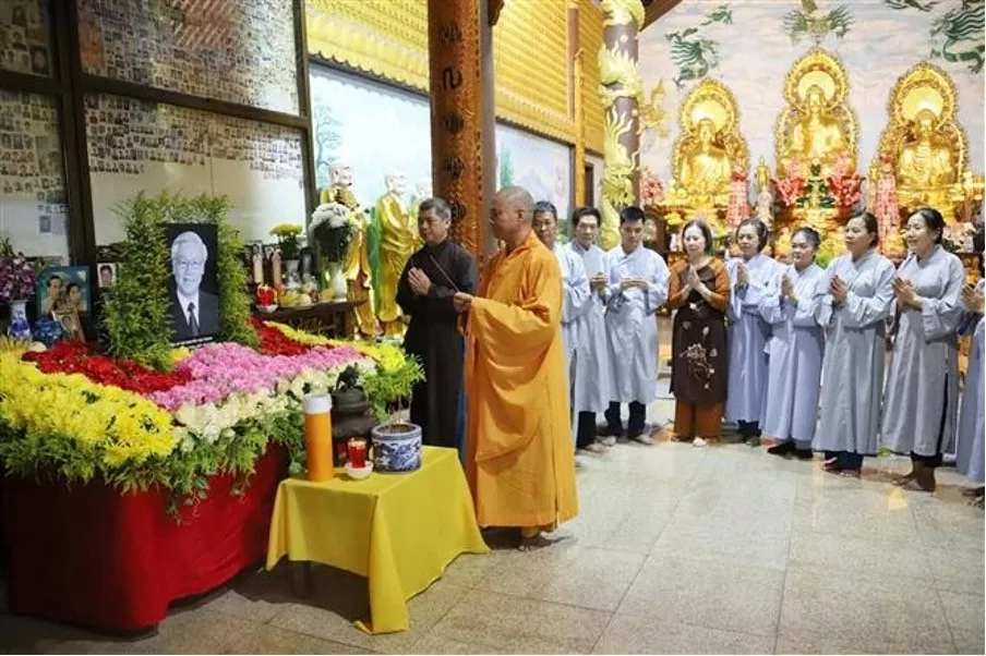 Buddhist monks, nuns, and followers in Laos burn incense in commemoration of Party General Secretary Nguyen Phu Trong. (Photo: VNA)