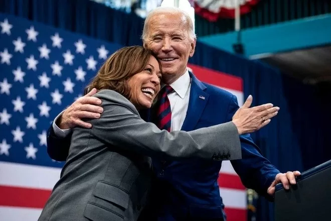 Tổng thống Joe Biden tán thành bà Kamala Harris làm ứng viên của đảng Dân chủ. Ảnh: New York Times.