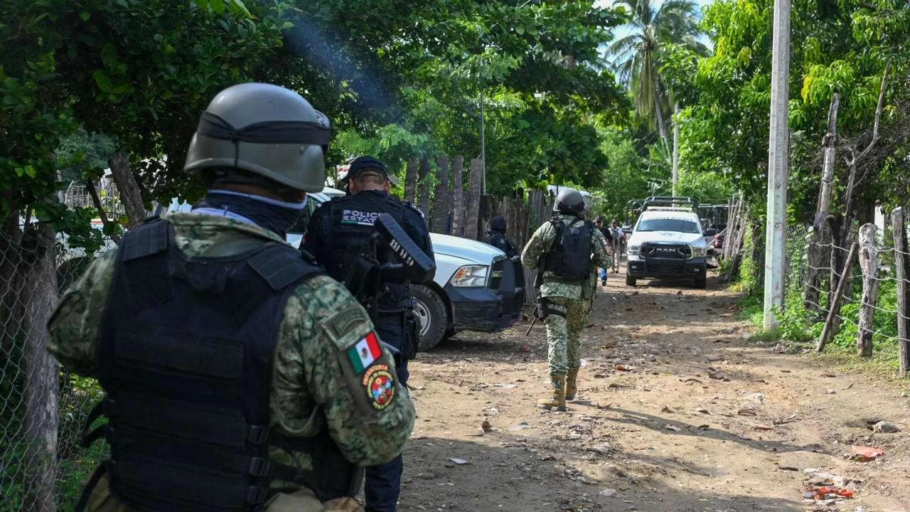 Lực lượng bảo vệ dân sự, vệ binh quốc gia, cảnh sát và quân đội Mexico đã triển khai chiến dịch truy lùng nhóm thủ phạm gây án trên tại ít nhất 5 khu vực lân cận phía Nam thành phố Morelia. (Nguồn: France 24)