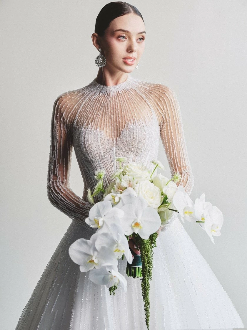 Vợ siêu mẫu của thủ môn Bùi Tiến Dũng hóa nàng thơ giới thiệu BST váy cưới năm 2024
