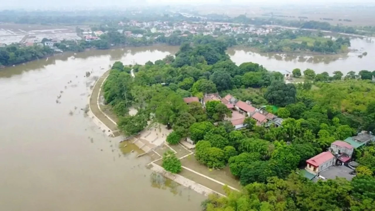 Chùa được xây dựng từ thế kỷ thứ 7, trên khu đất rộng khoảng 10ha. Ban đầu chùa có không gian rất nhỏ, đến thời vua Lê Thánh Tông, chùa được mở rộng và xây dựng khang trang. 