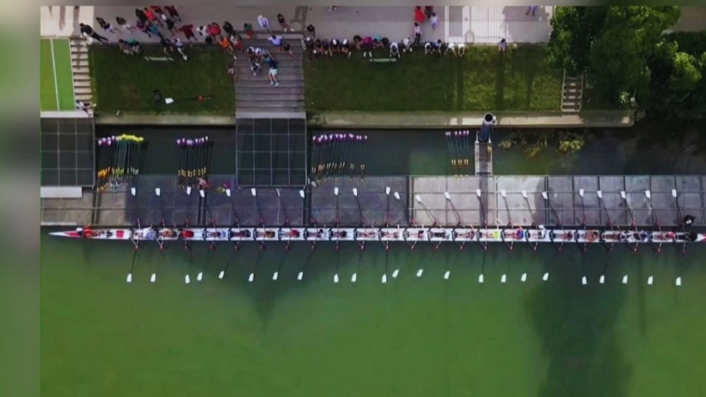 Thuyền chèo dài nhất thế giới tham gia hành trình rước đuốc Olympic Paris 2024