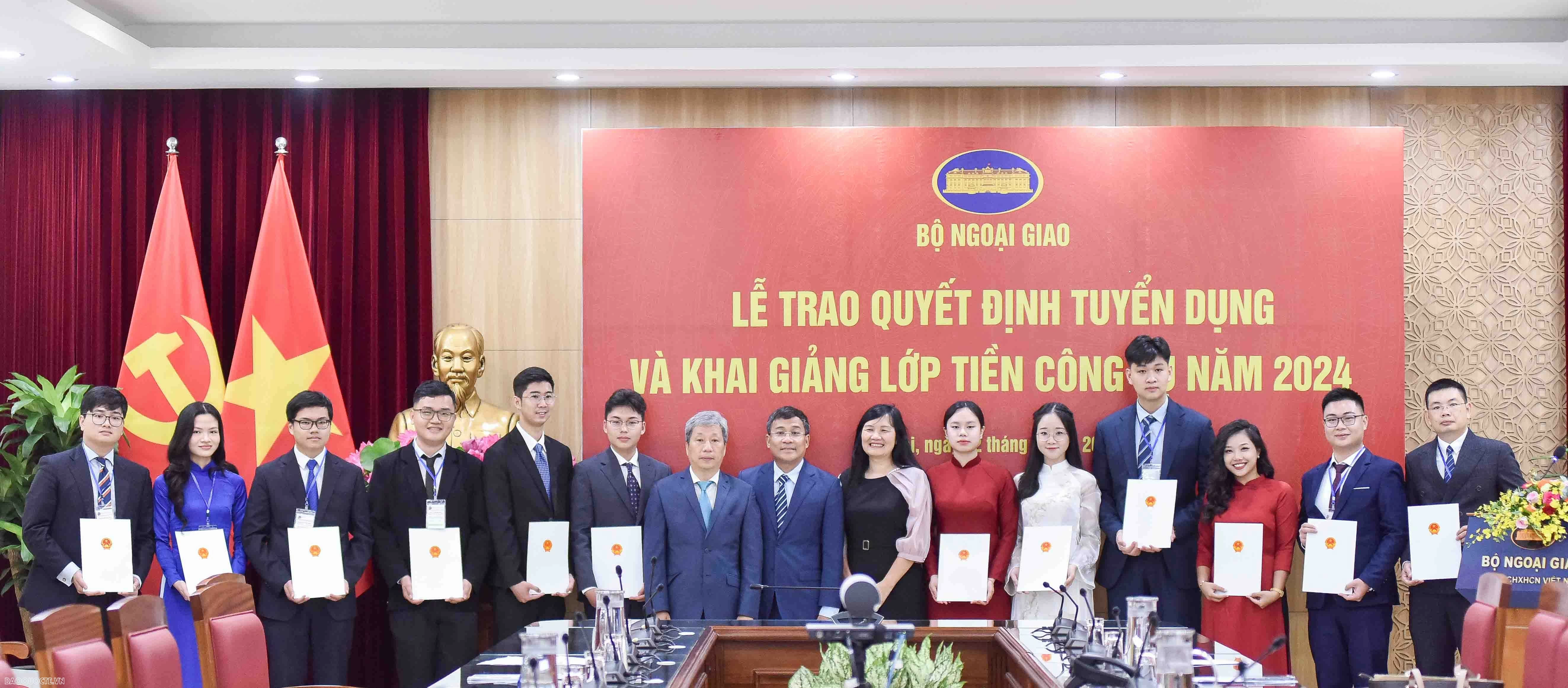 Lãnh đạo Bộ Ngoại giao trao quyết định cho cán bộ mới được tuyển dụng năm 2024