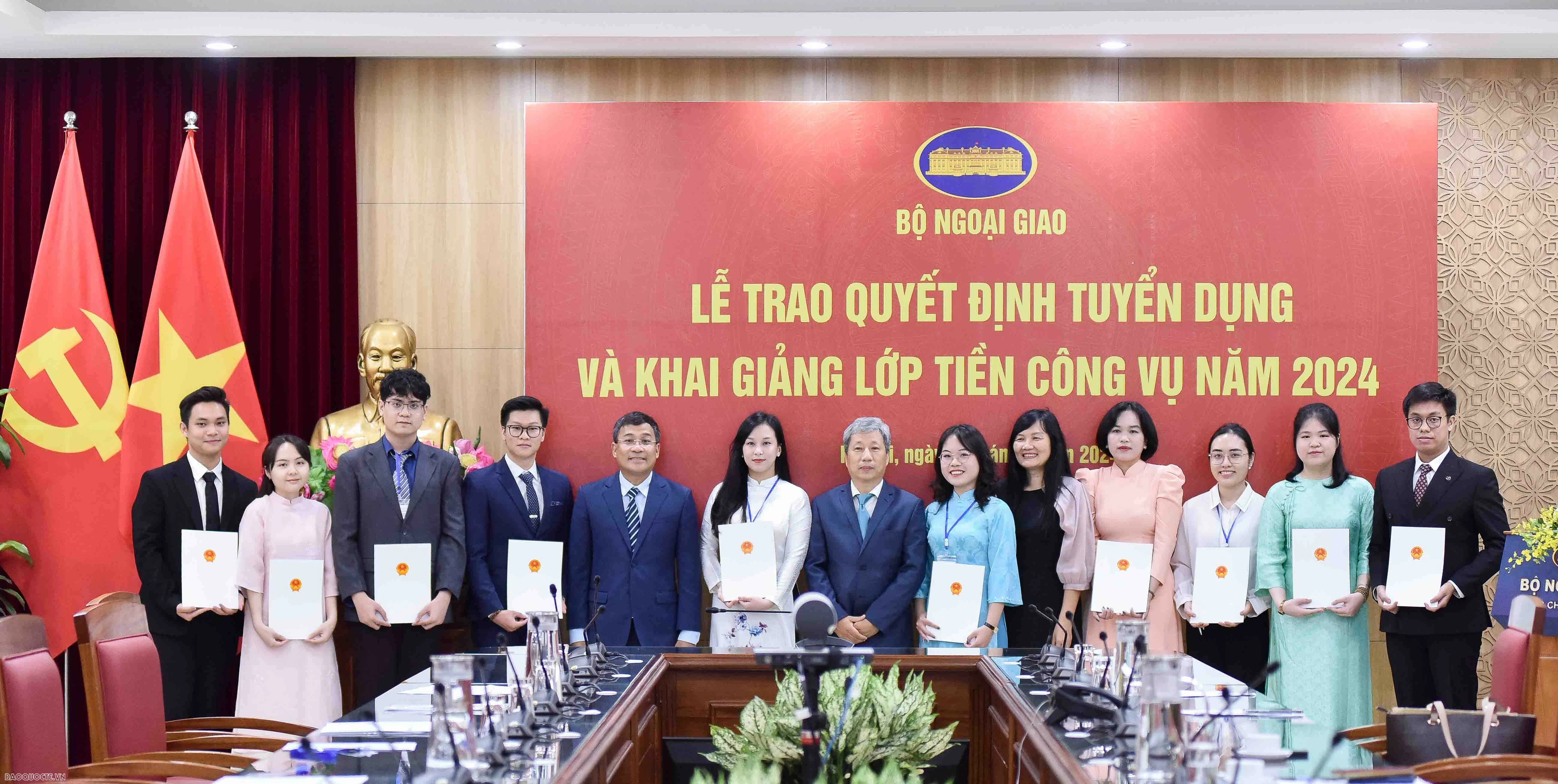 Lãnh đạo Bộ Ngoại giao trao quyết định cho cán bộ mới được tuyển dụng năm 2024