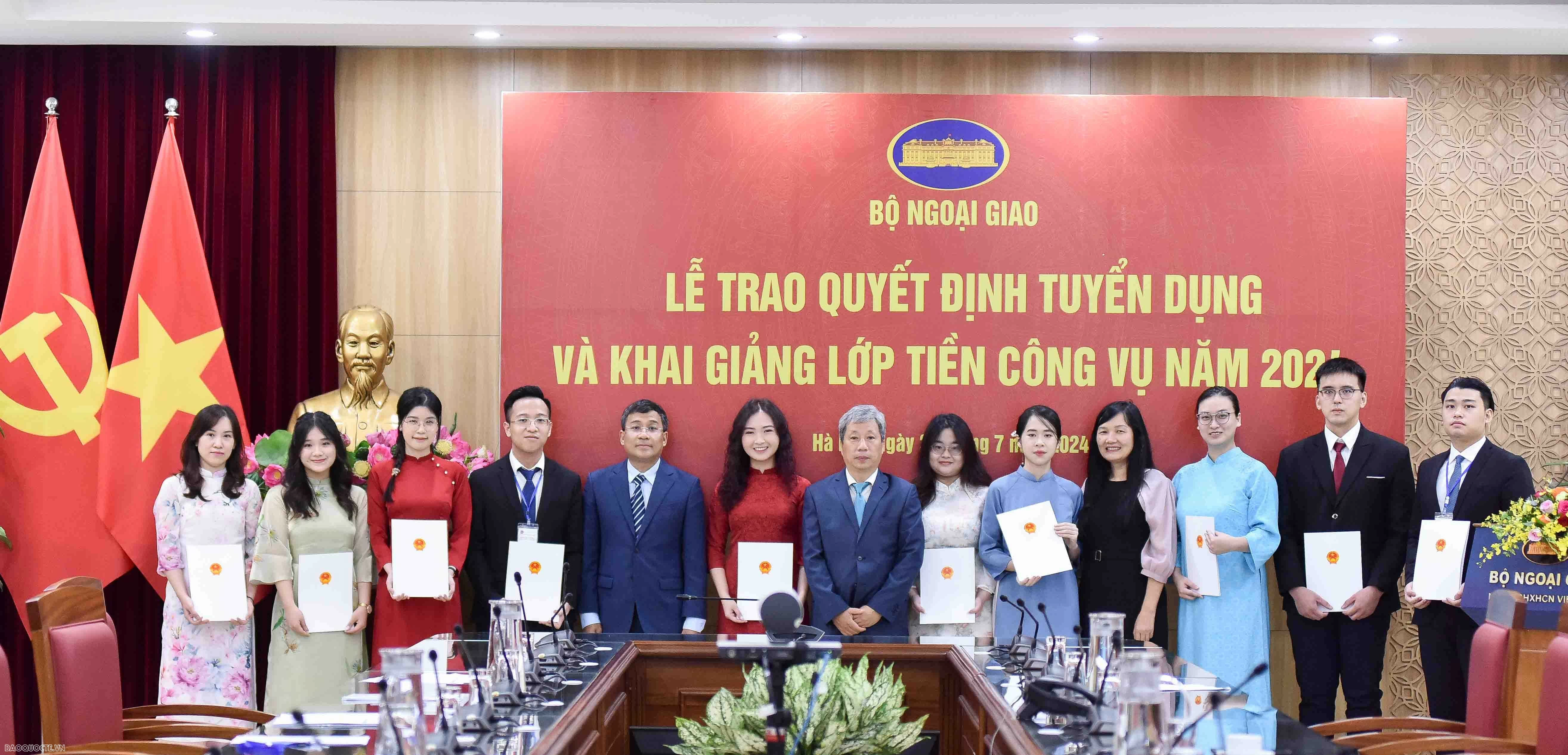 Lãnh đạo Bộ Ngoại giao trao quyết định cho cán bộ mới được tuyển dụng năm 2024