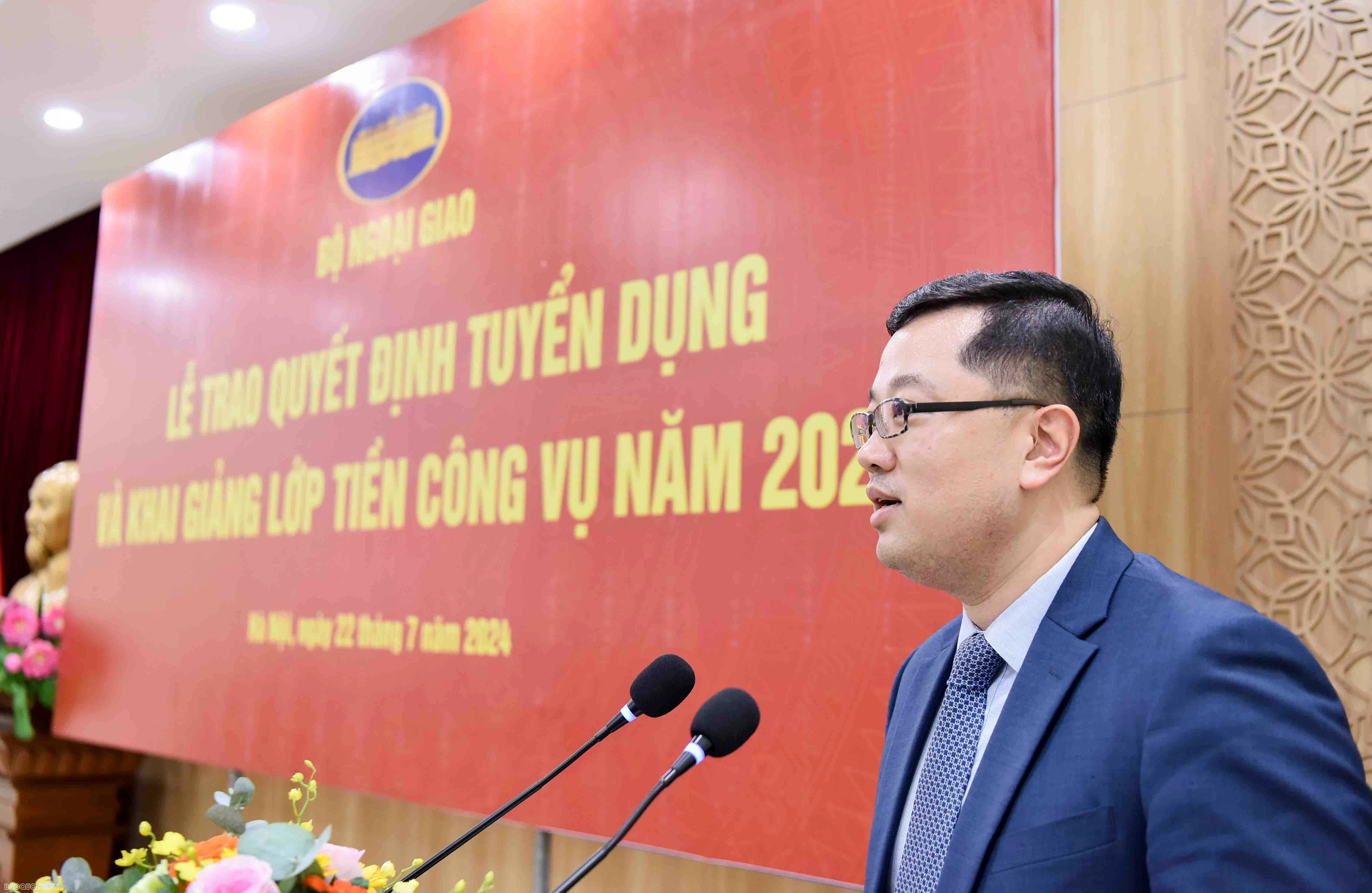 Lãnh đạo Bộ Ngoại giao trao quyết định cho cán bộ mới được tuyển dụng năm 2024