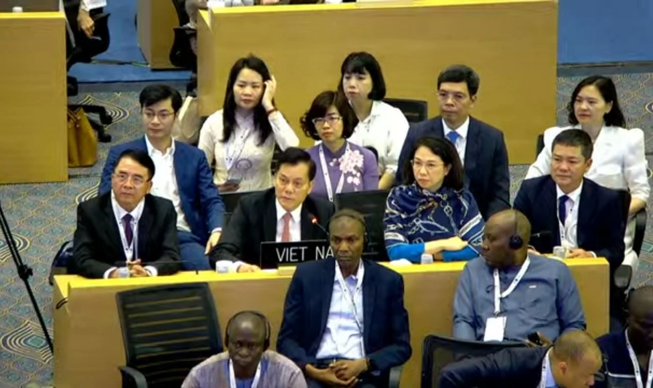 Thứ trưởng Bộ Ngoại giao Hà Kim Ngọc, Chủ tịch Ủy ban Quốc gia UNESCO Việt Nam phát biểu tại Kỳ họp. Thứ trưởng Bộ Ngoại giao Hà Kim Ngọc, Chủ tịch Ủy ban Quốc gia UNESCO Việt Nam phát biểu tại Kỳ họp.