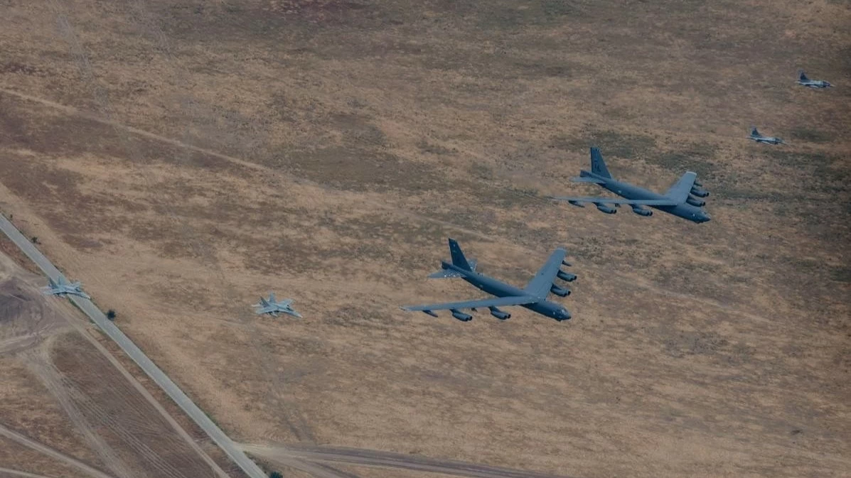 Lần đầu tiên, Mỹ điều máy bay ném bom B-52 đến quốc gia sát sườn Ukraine, chạm trán 2 chiến đấu cơ Nga